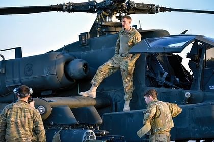 Capt. Hanson Causbie ’08 leads a post-mission discussion in 2018 with crew chiefs in Syria (Courtesy photo)